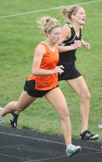 Kelly Baumert takes second in 800 meters